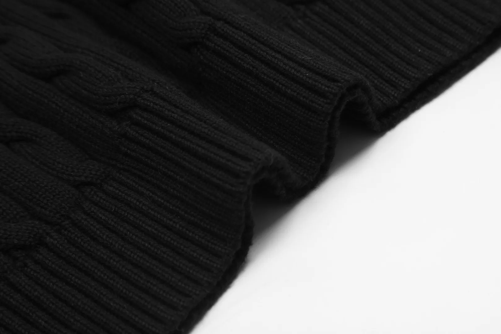🅿️160 "Top quality" Style number: DS002# (not off the shelves all year round) [Ralph Lauren round neck solid color pony embroidered logo knitted short sleeves] ✅Ralph Lauren classic basic versatile knitted short sleeves for all seasons ✅Main supplier platform live broadcast Wholesale entities Replenish when out of stock Not off the shelves ✅ZP quality 1:1 version Scan the code to enter the GF website Counter quality ✅Detailed quality is the only one in Guangzhou Imported quality cotton yarn, focusing on high-end, cost-effective, good quality needless to say ✅The version is restored to the original order, the maximum size can be worn up to 160 pounds, loose, comfortable and stress-free ✅The upper body is simple and easy to match, a must-have for goddess ootd, good-looking clothes are never picky, a must-have in the goddess’ wardrobe Size: S-XL Color: Black White Gray Light Blue Light Pink Colorful Blue Khaki Bright Yellow Fruit Green Milk Apricot Wood Green Taro Purple Chinese Red Anchor Red Navy Red Label Navy Blue White Label